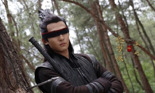 帅气摘掉后险些没认出来他反差感也太强了凯发k8国际厅登录国色芳华：戴上眼罩(图12)