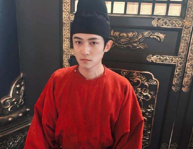 帅气摘掉后险些没认出来他反差感也太强了凯发k8国际厅登录国色芳华：戴上眼罩(图16)