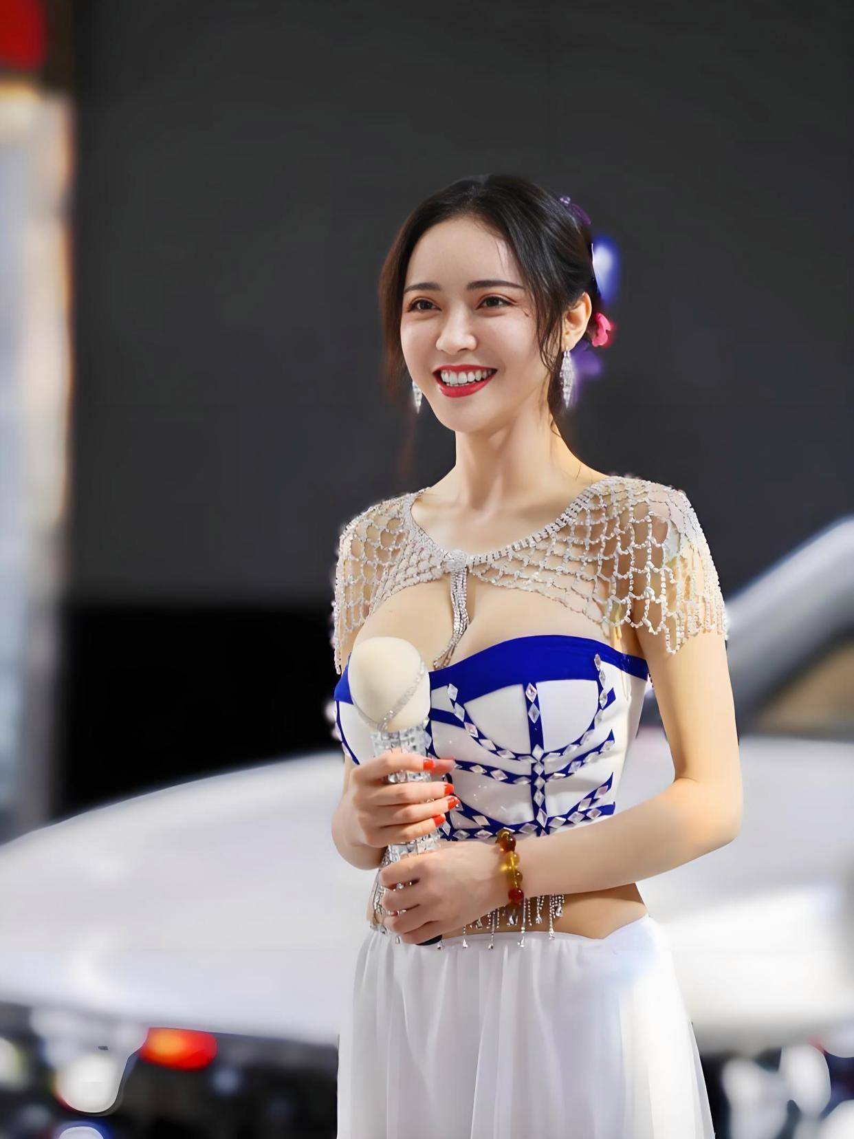 影这魔鬼身材不愧是模特出身！K8凯发潘春春最惊艳的3部电(图3)